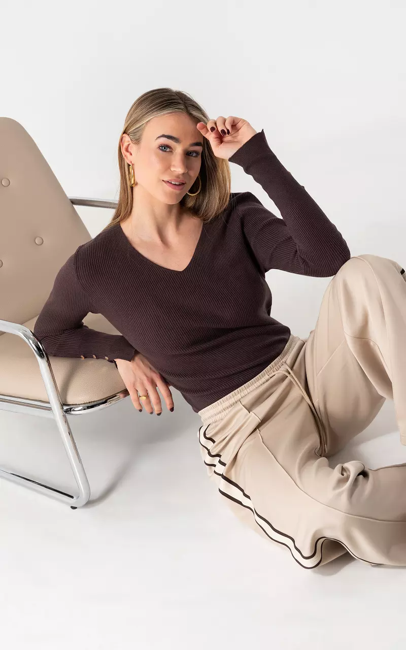 Top mit V-Ausschnitt Dunkelbraun