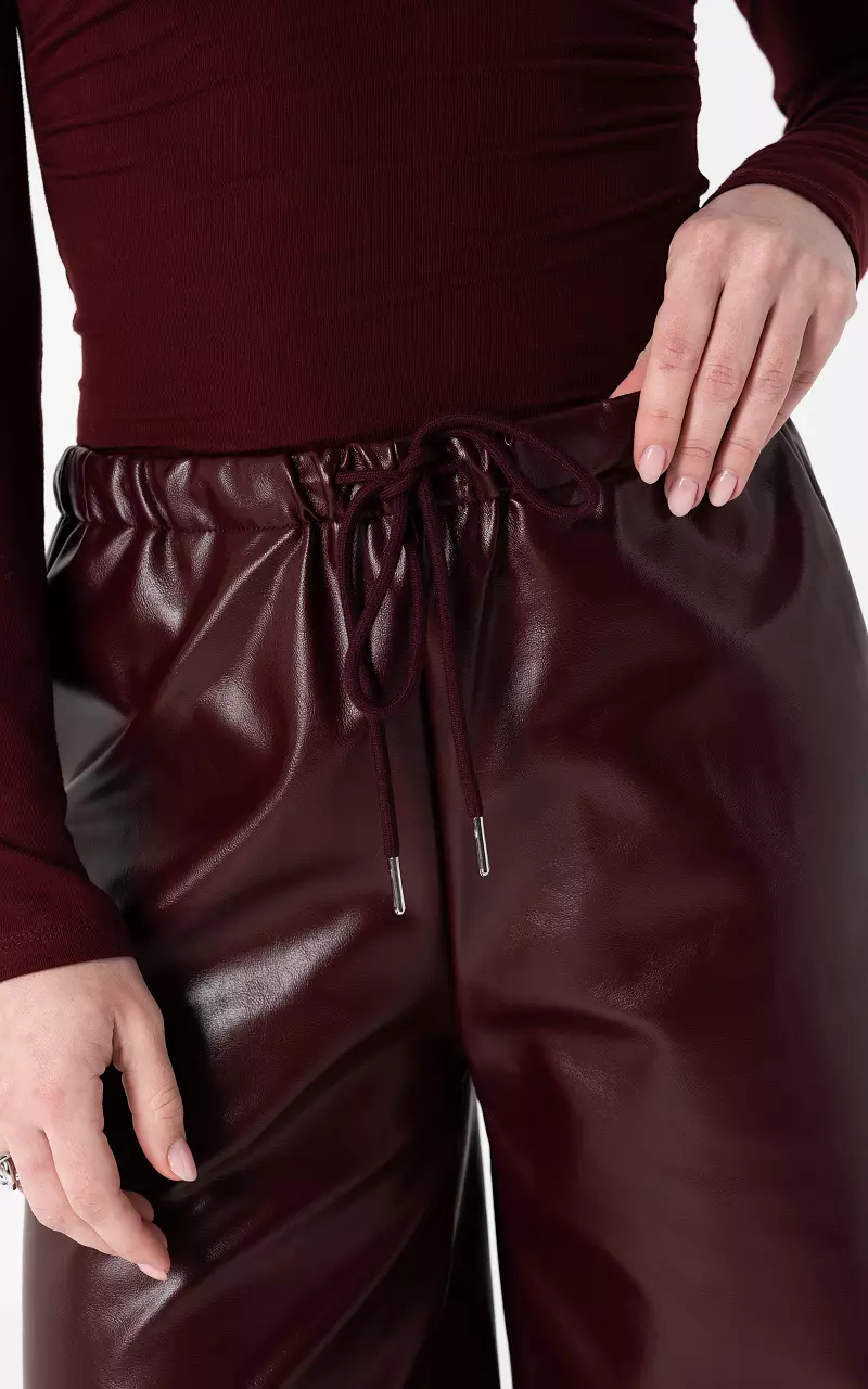 Hose in Lederoptik Bordeaux