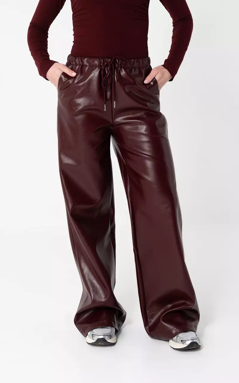 Hose in Lederoptik Bordeaux