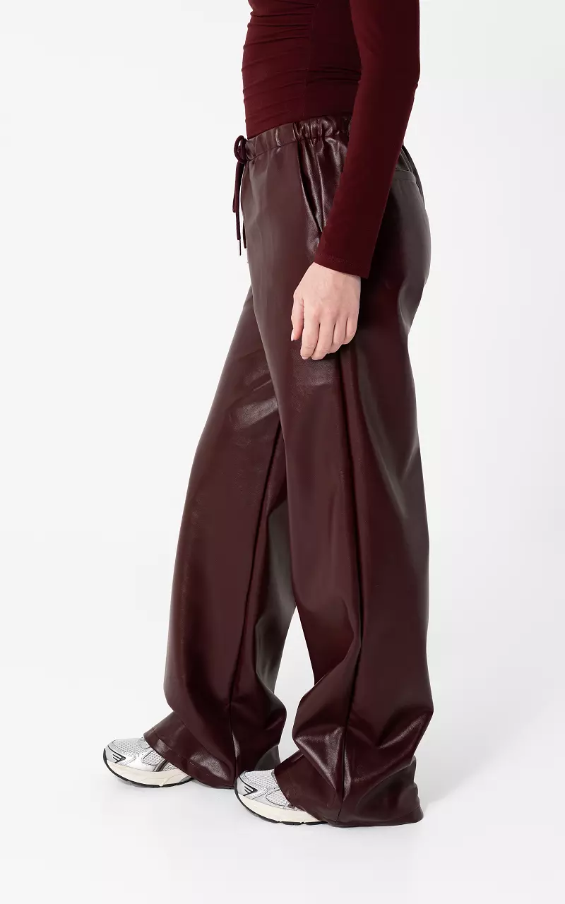 Hose in Lederoptik Bordeaux