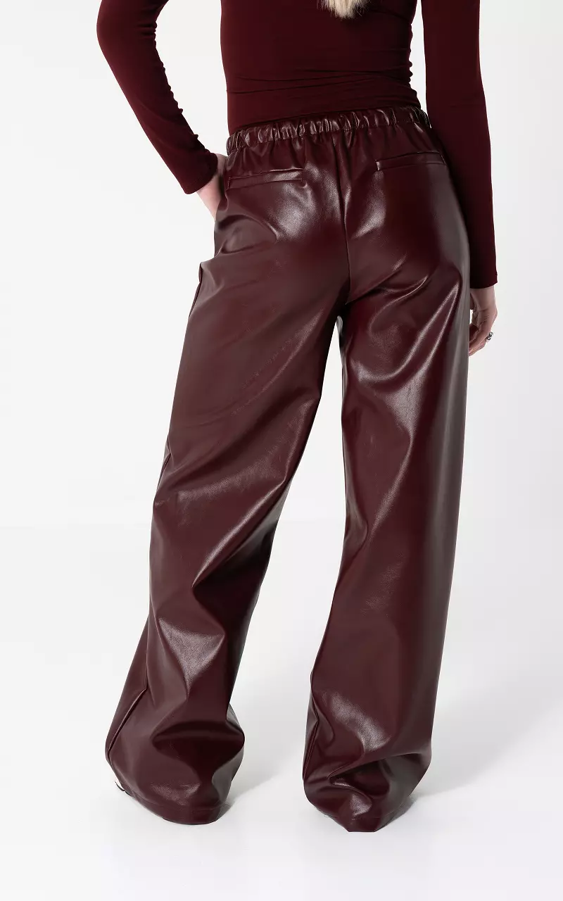 Hose in Lederoptik Bordeaux