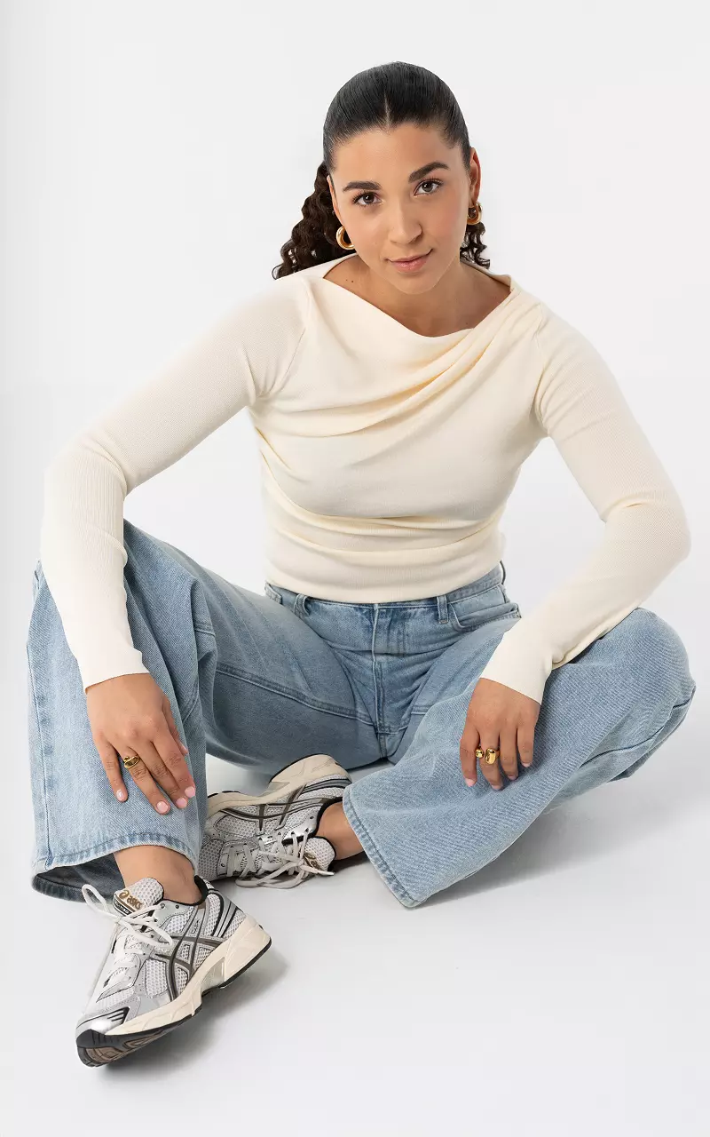 Top with boatneck Cream