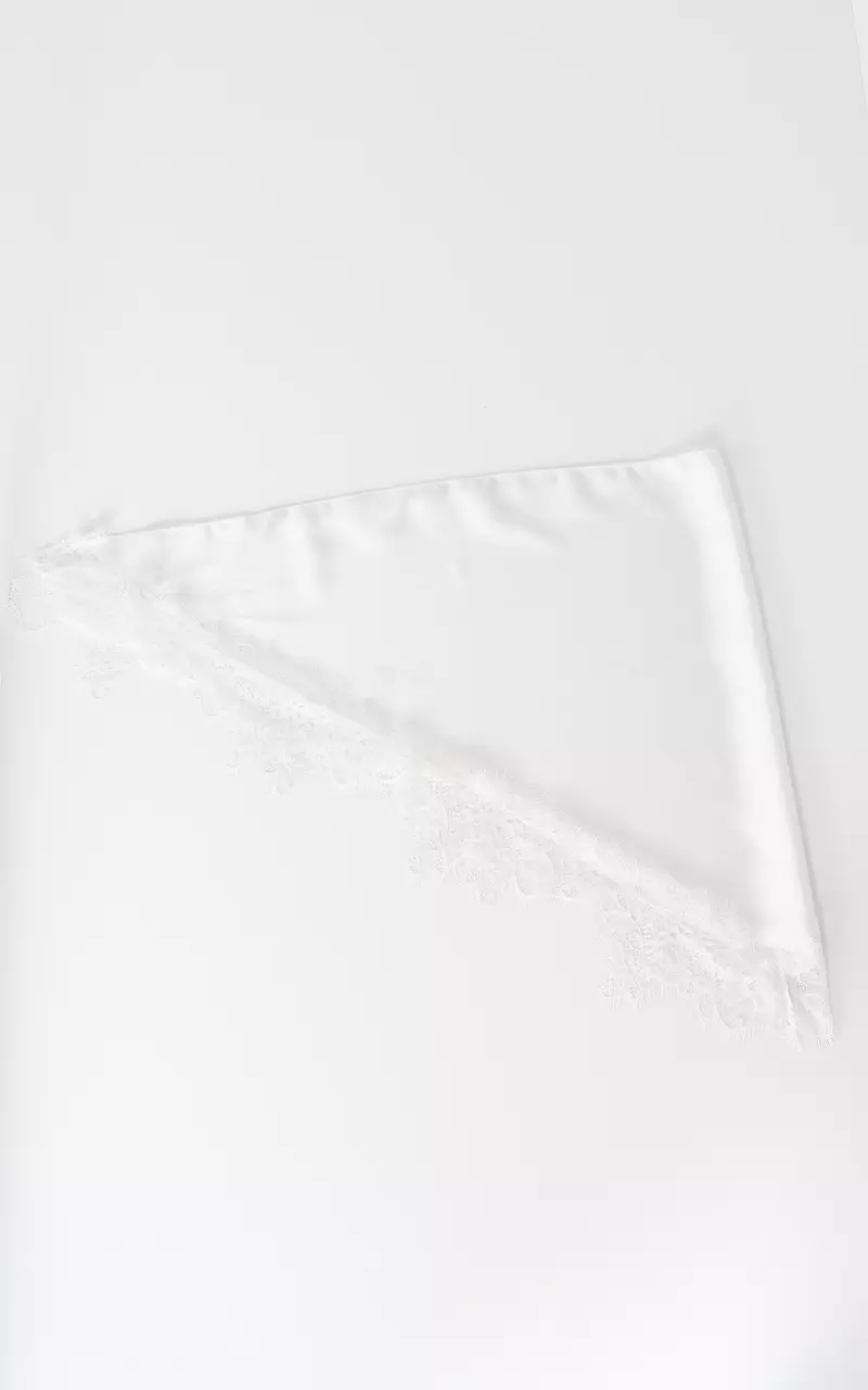 Satin shawl met kant Wit