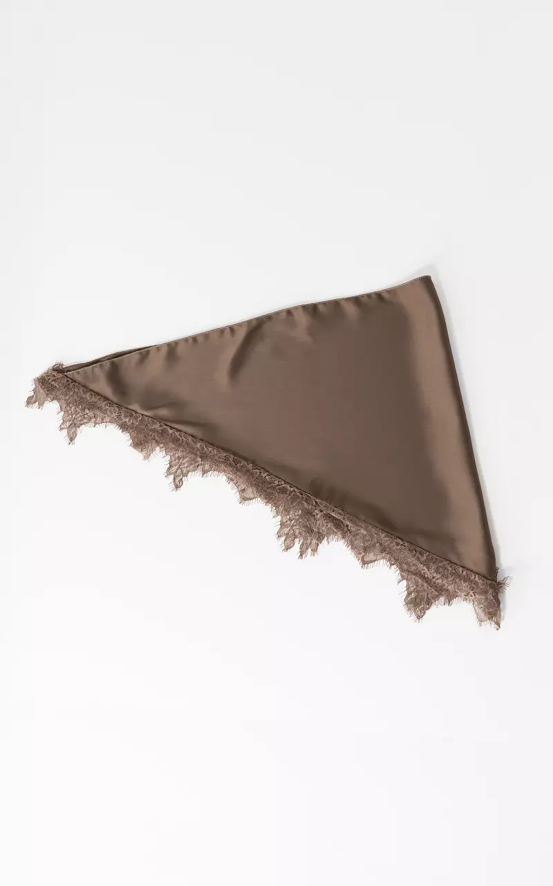 Satin shawl met kant Bruin
