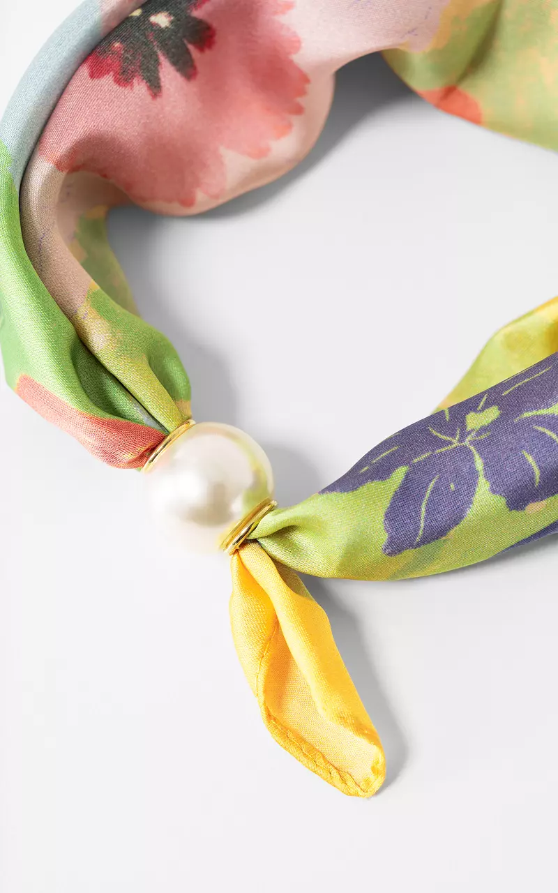 Shawl with pearl Green