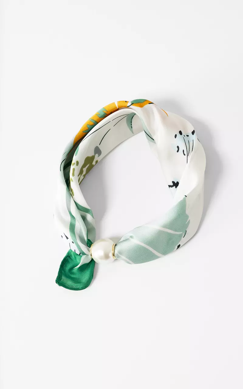 Shawl with pearl Green