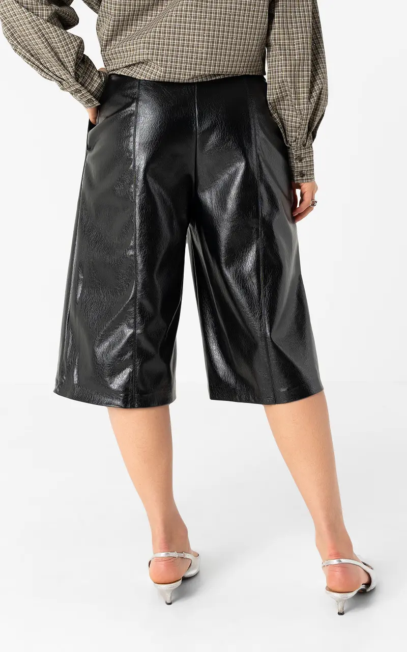 Leather look bermuda Zwart