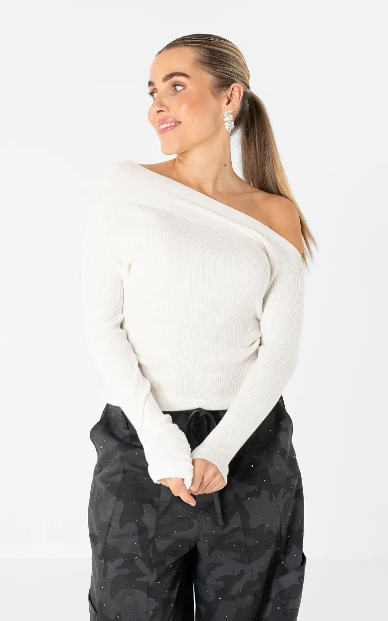 Asymmetric top Cream
