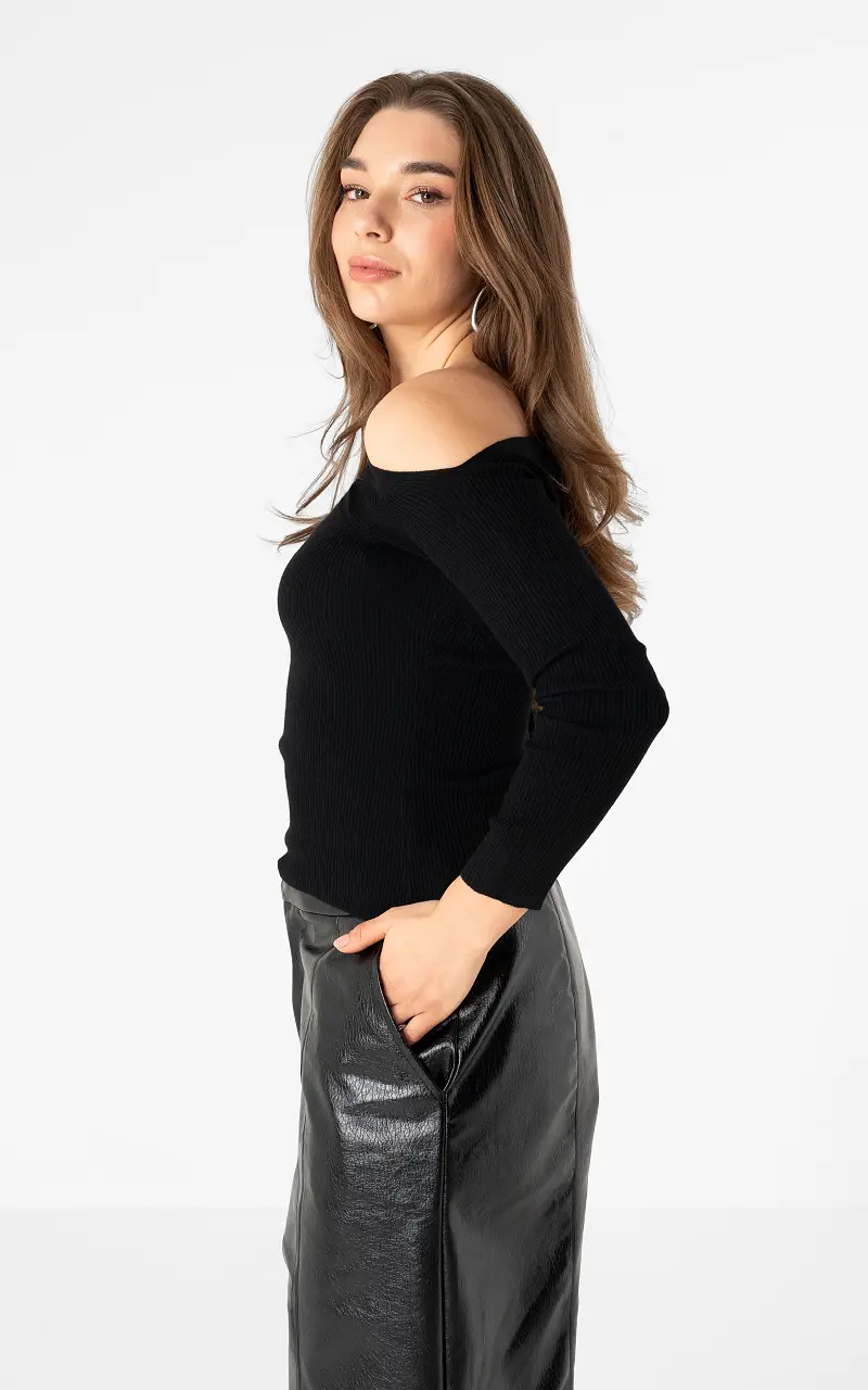 Asymmetric top Black