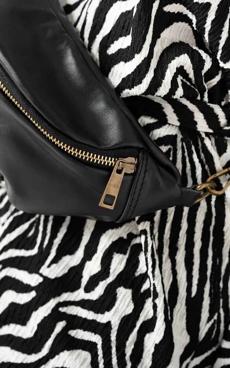 Glad leren heuptasje met rits Zwart