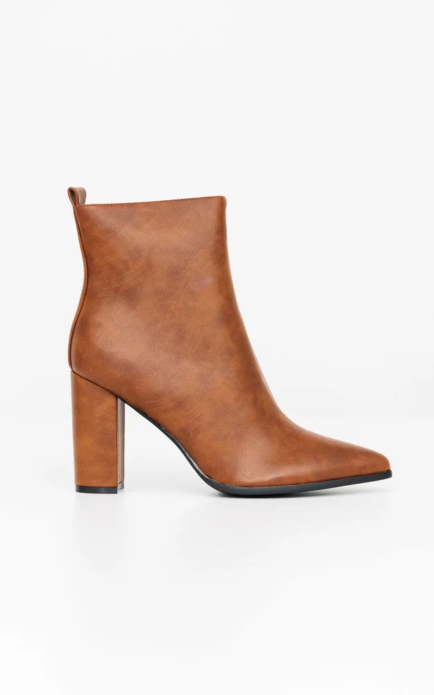 Ankle boots with pointed noses Cognac