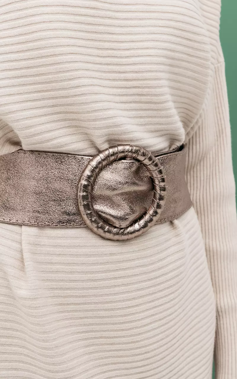 Metallic look belt with round clasp Bronze