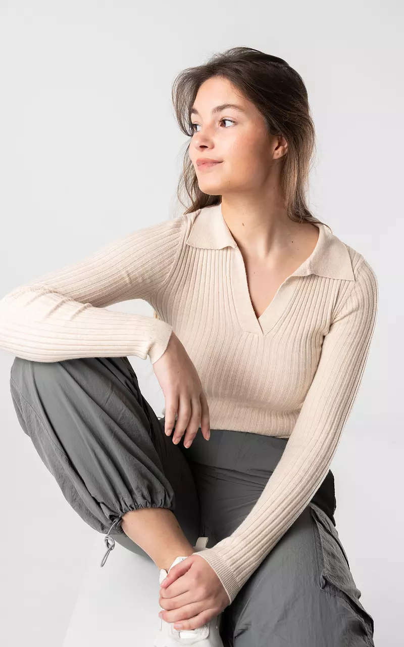 V-neck top with collar Beige