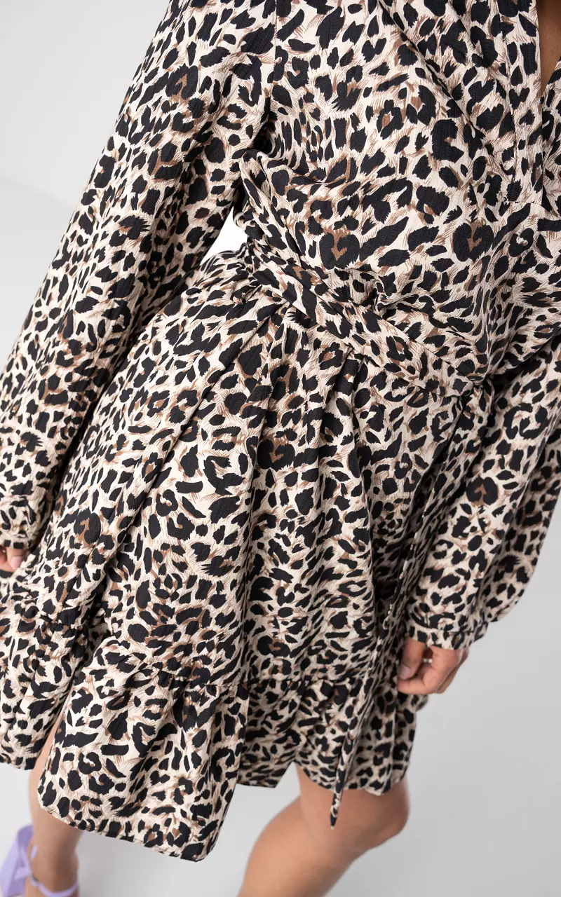 V hals jurk met print Leopard Guts Gusto