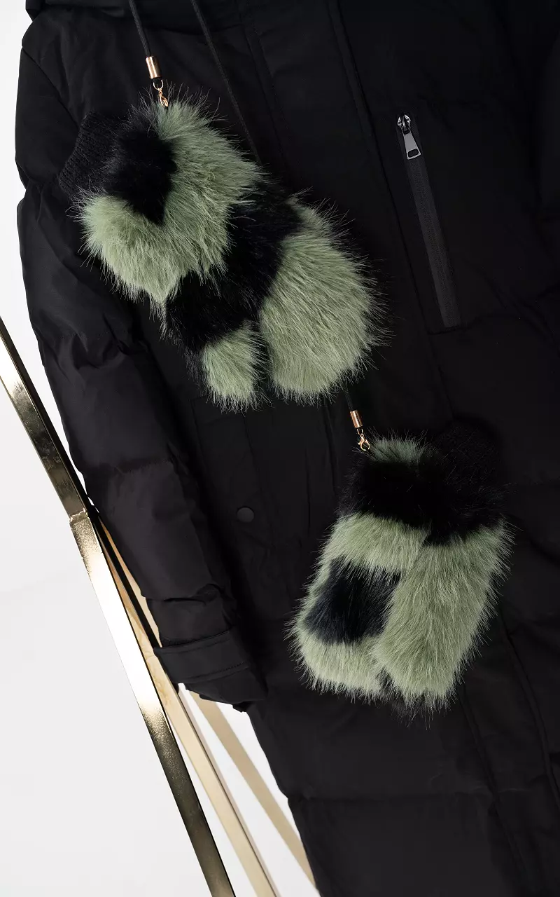Faux fur mittens with cord Green Black
