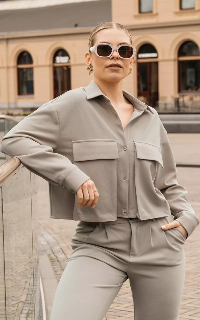 Kurze Bluse mit Taschen Taupe