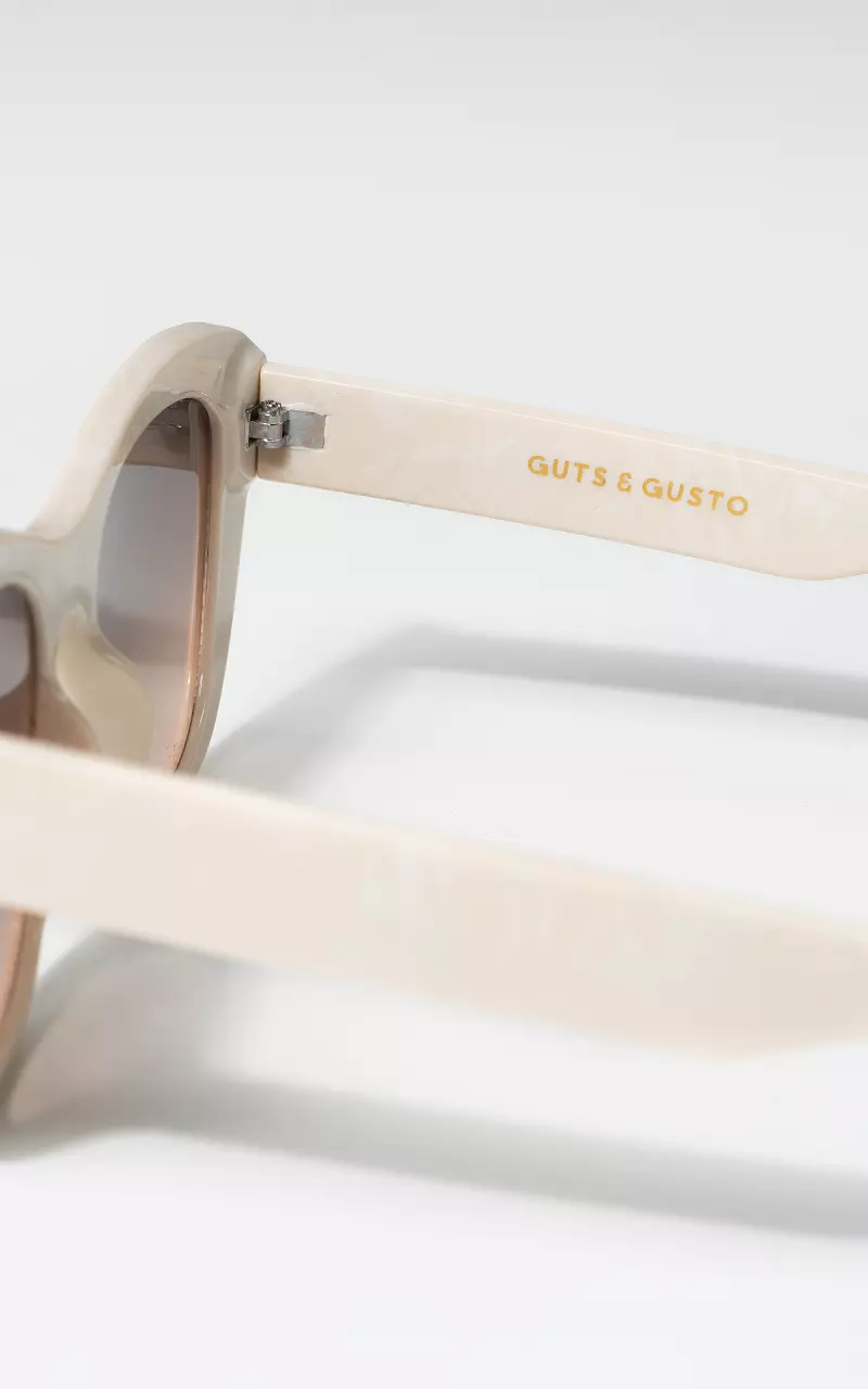 Sunglasses with polarized lenses Cream
