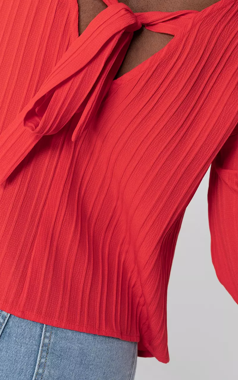 Top met strikdetail achterkant Rood