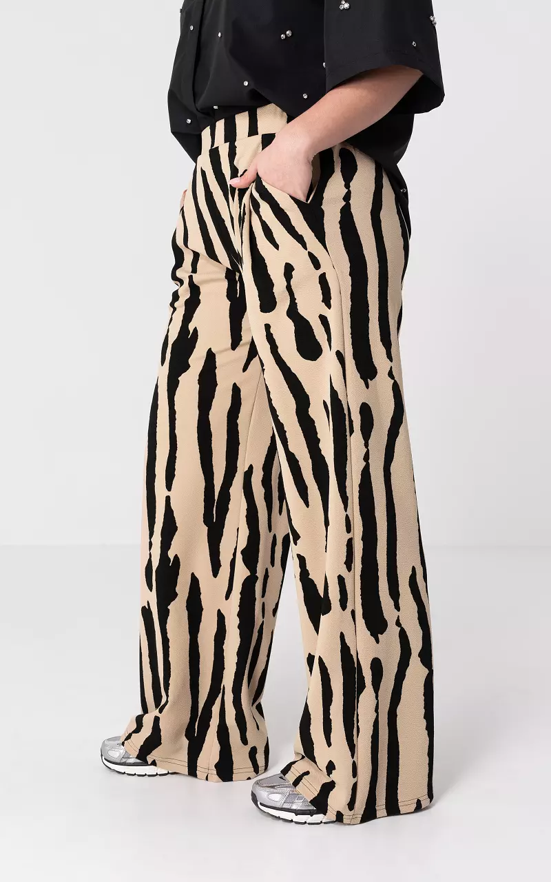 Straight Leg Hose mit Print Braun Schwarz