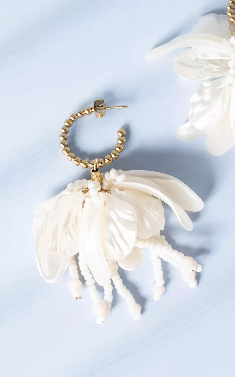 Hoop earrings with plastic shells Gold Cream