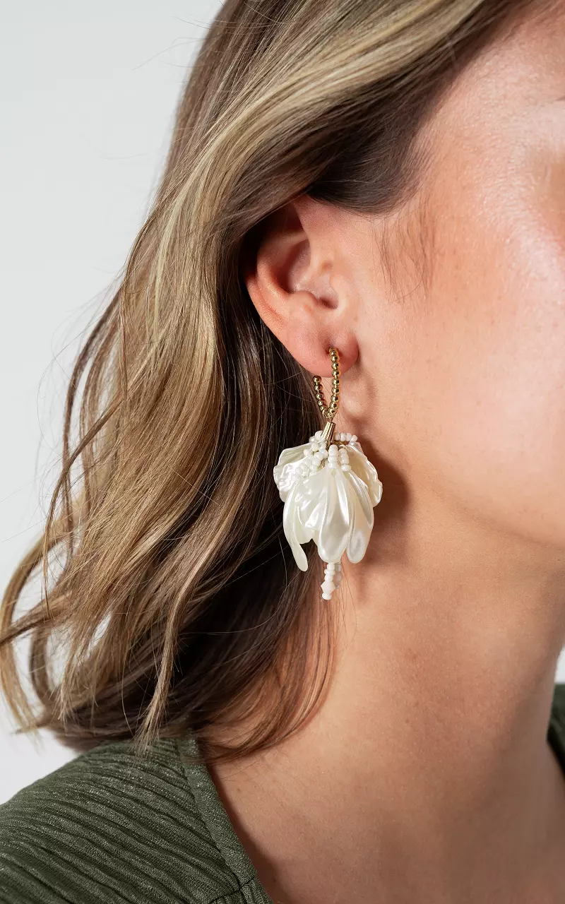 Hoop earrings with plastic shells Gold Cream