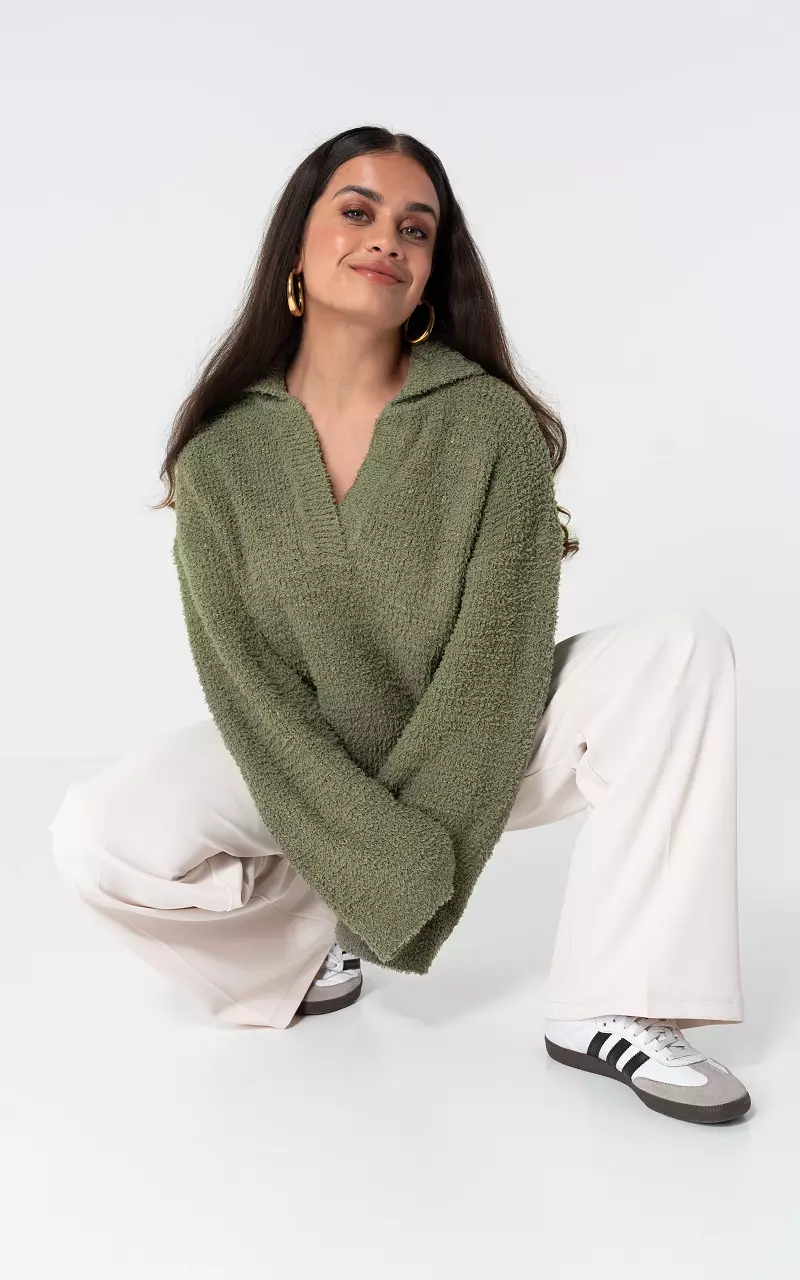 Sweater with v-neck and collar Green