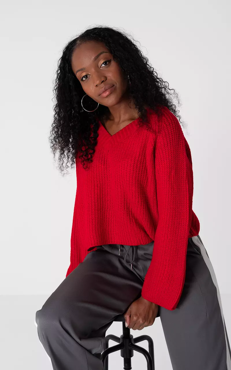 Chunky knitted sweater with v-neck Red