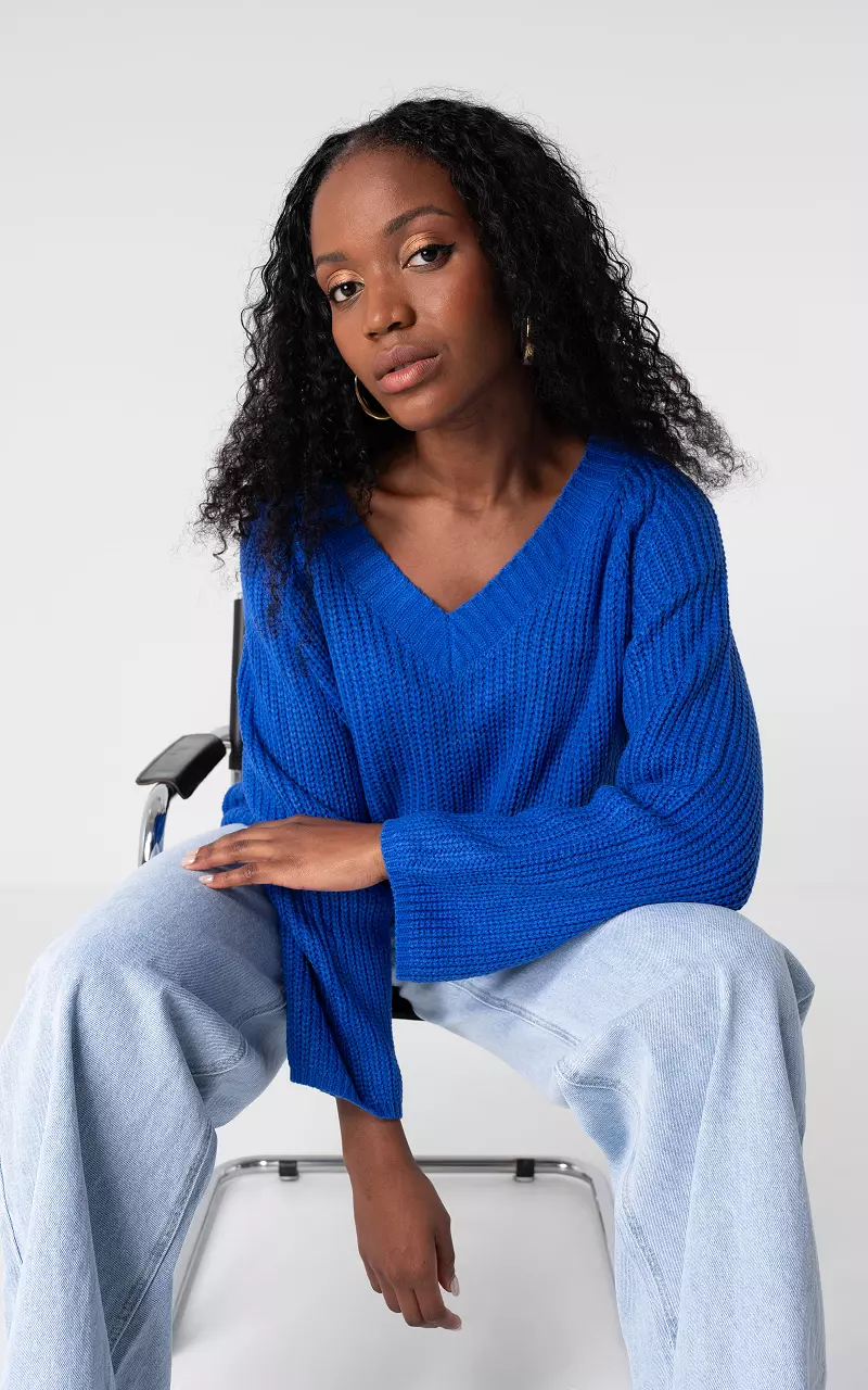 Chunky knitted sweater with v-neck Cobalt Blue