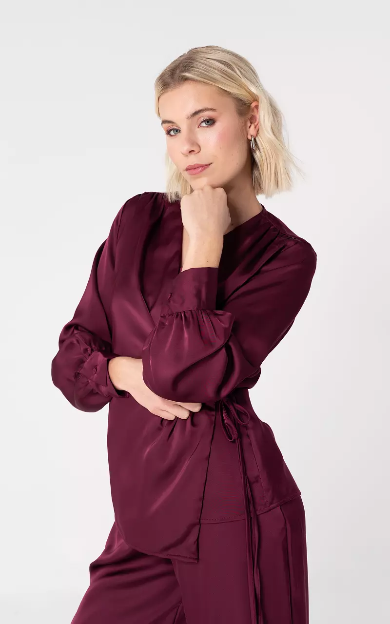 Satin look top met overslag Bordeaux