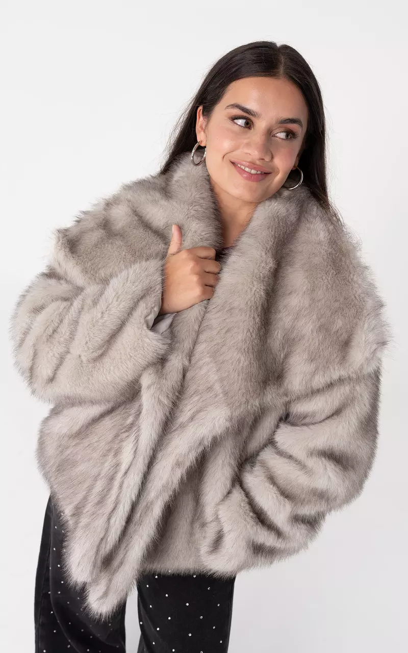 Faux Fur Jacke mit Druckknöpfen Beige