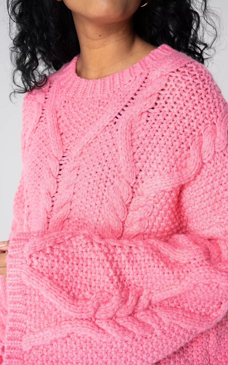 Chunky knitted cable sweater with round neck Pink