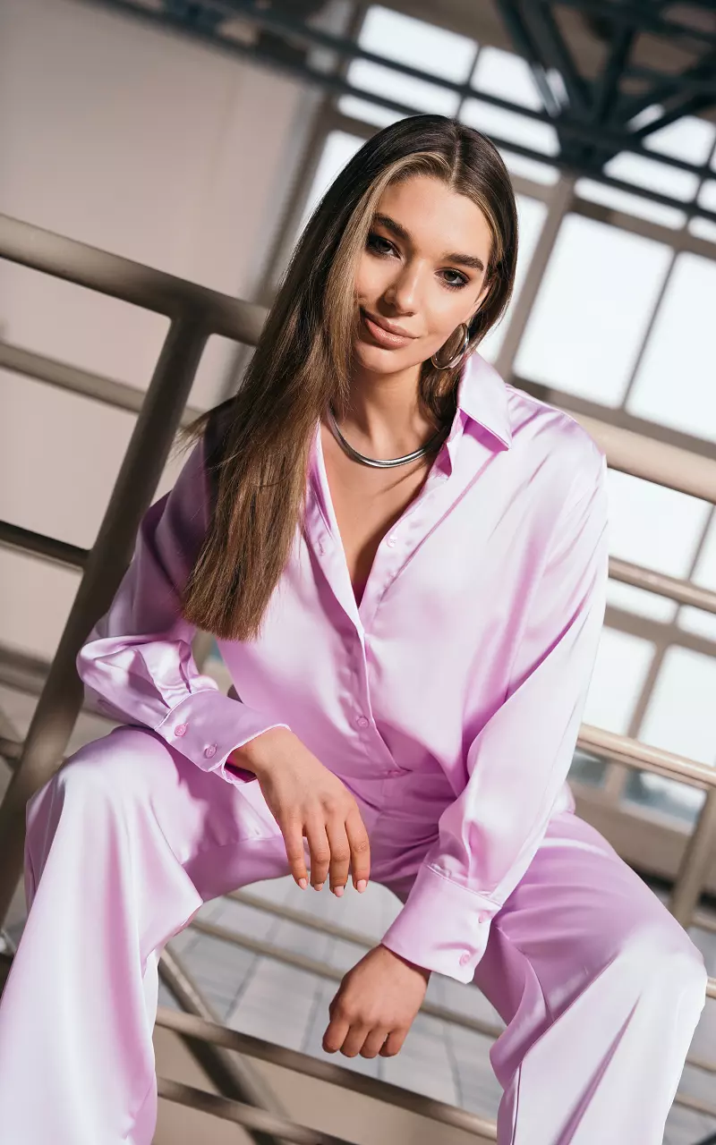 Satin look blouse met knoopjes Lichtroze