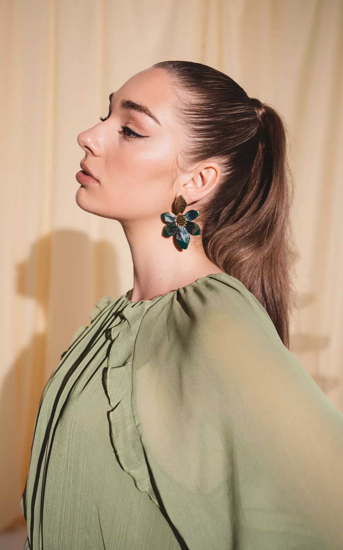 Gouden oorbellen met groene onyx Wilde bessen | goudsmid en edelsmid delft Dijkstal zilversmid en juwelier