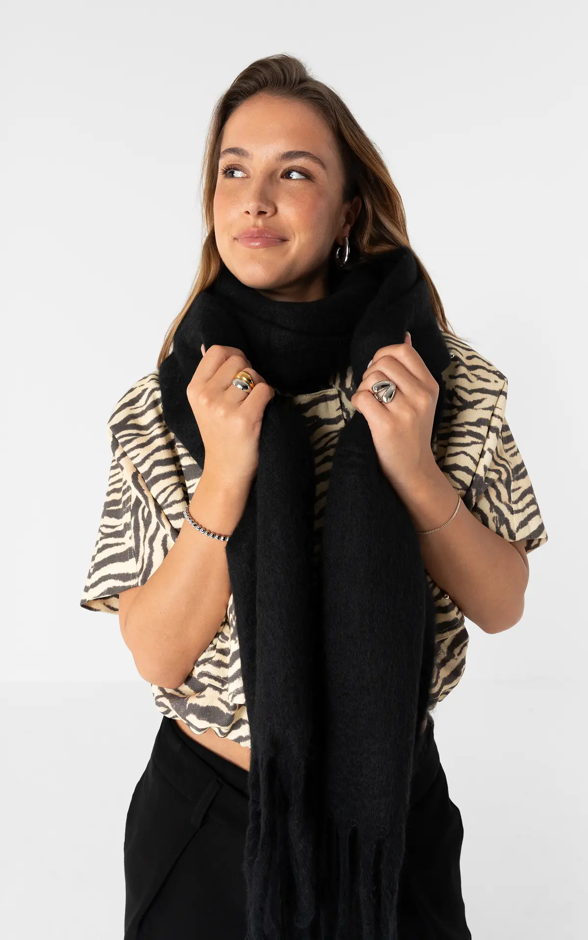 Scarf with fringe - Black | Guts & Gusto | GUTSGUSTO.COM