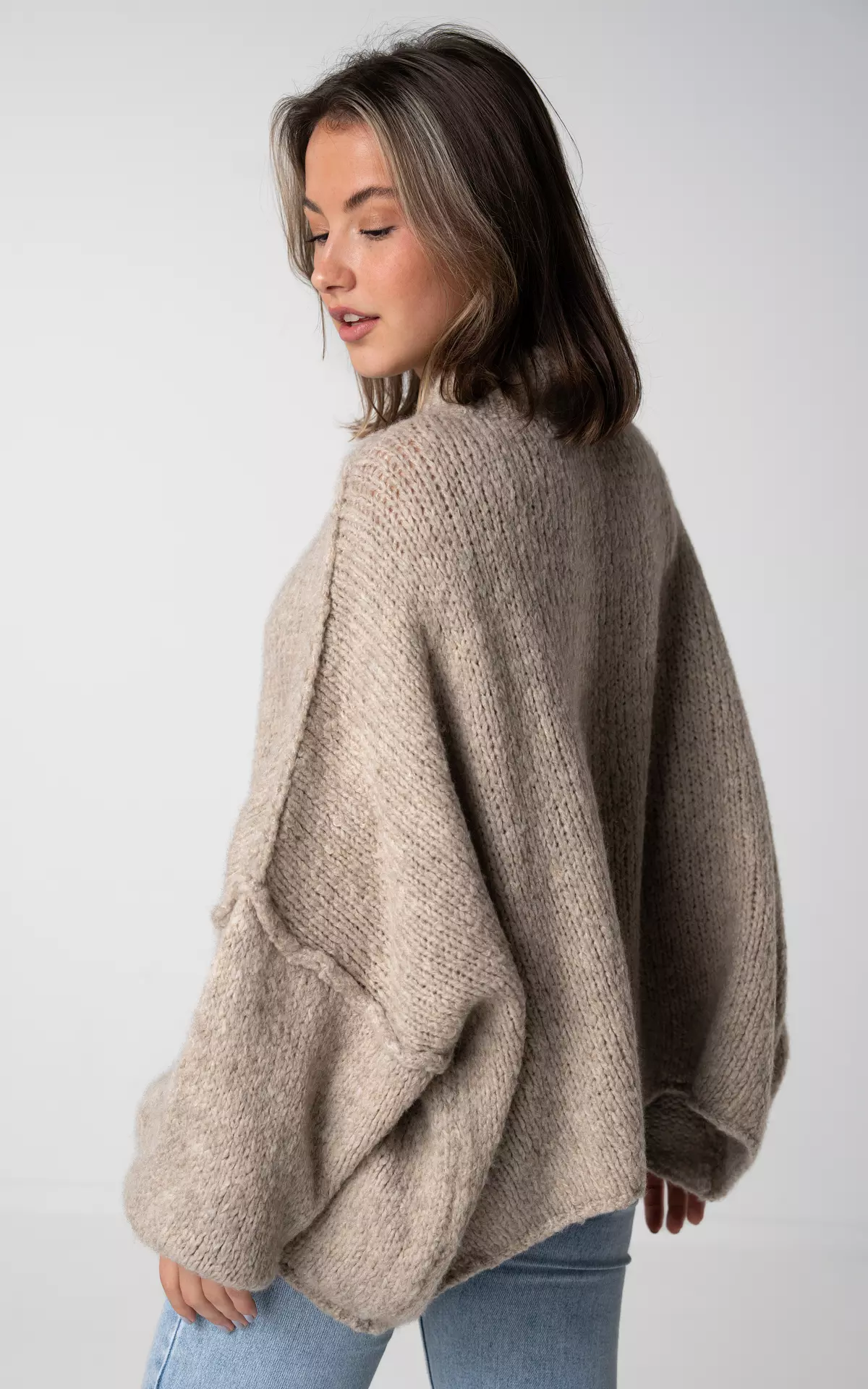 Oversized beige trui sale