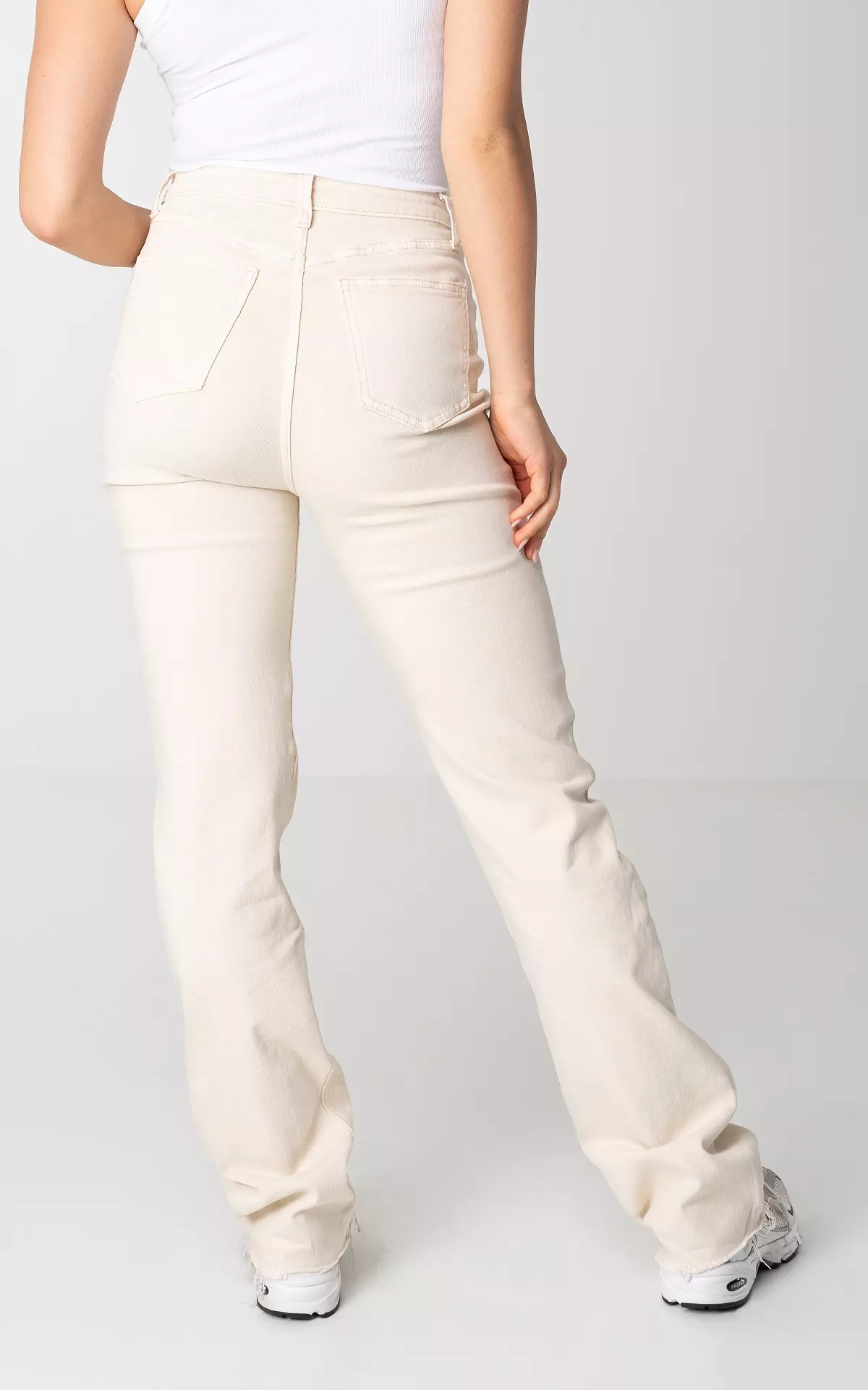 Beige 2024 jeans outfit