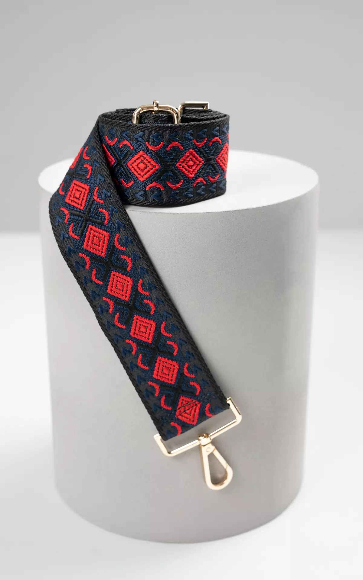 Adjustable bag strap with goldcoloured details Black Red