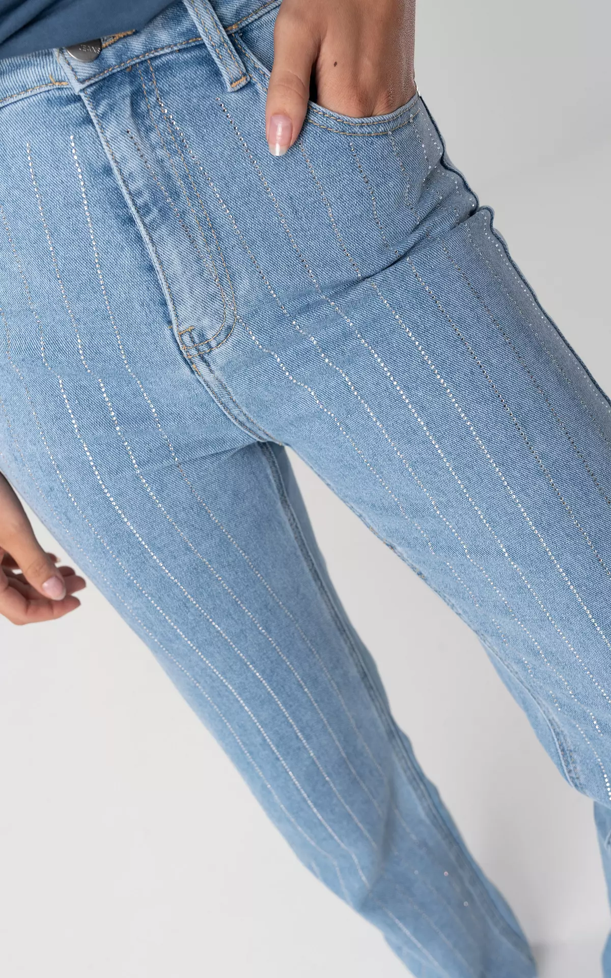 Straight Fit Jeans mit Strasssteine - Hellblau