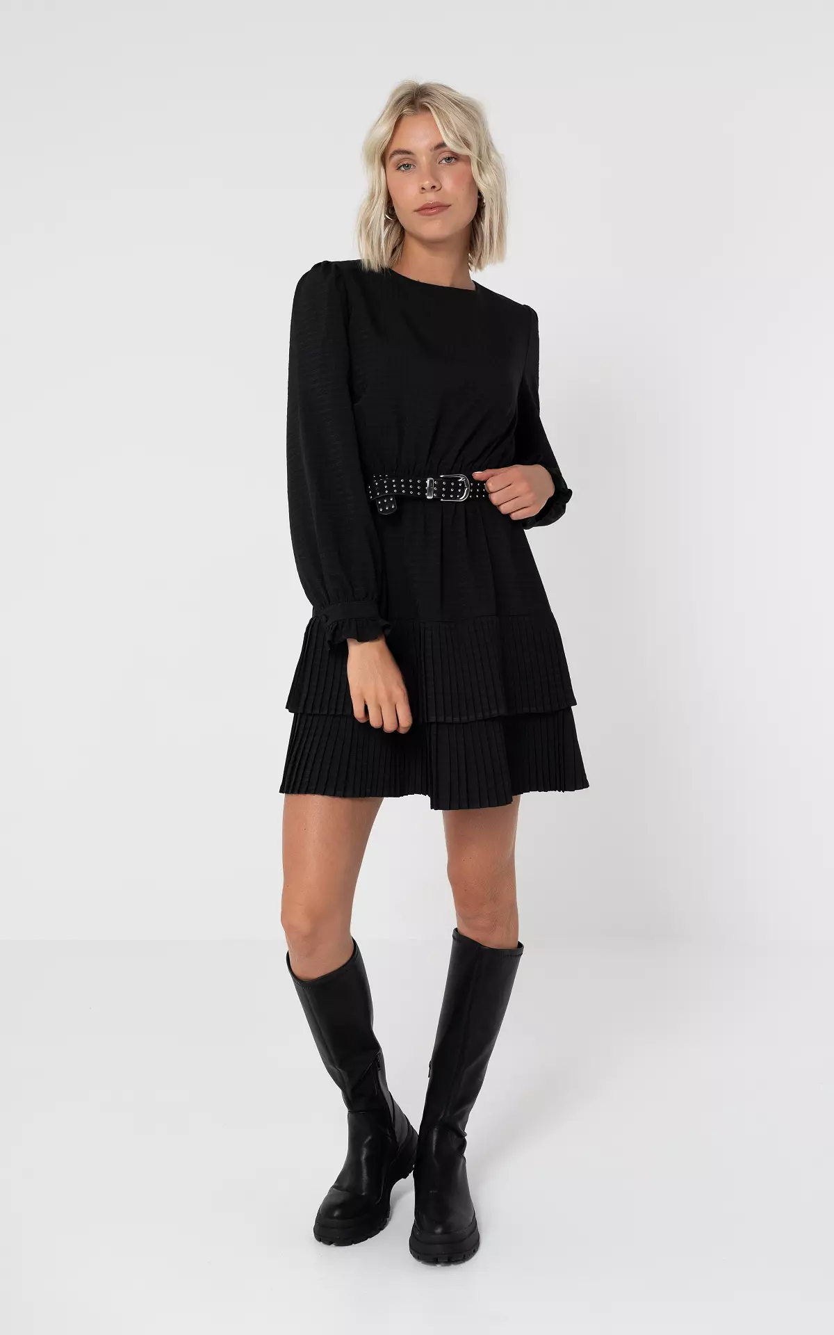 Ronde hals jurk met ruffles Zwart Guts Gusto