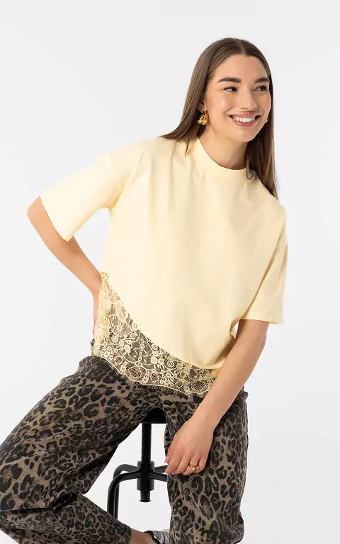 Shirt met kant geel