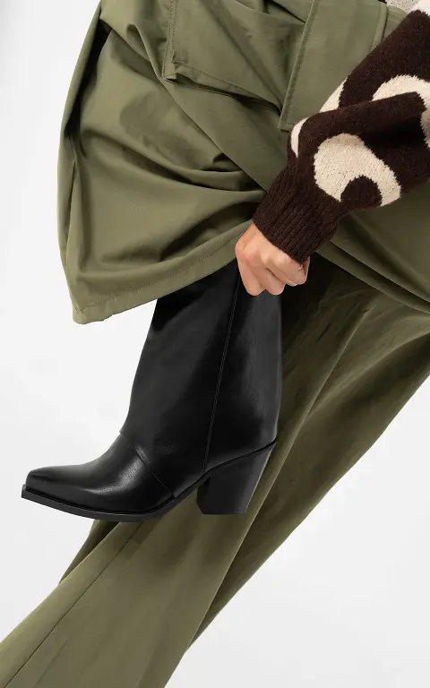 Pointed ankle boot black