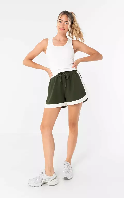 Sporty shorts green white