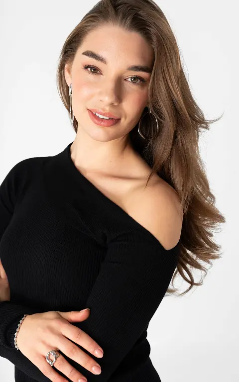 Asymmetric top black
