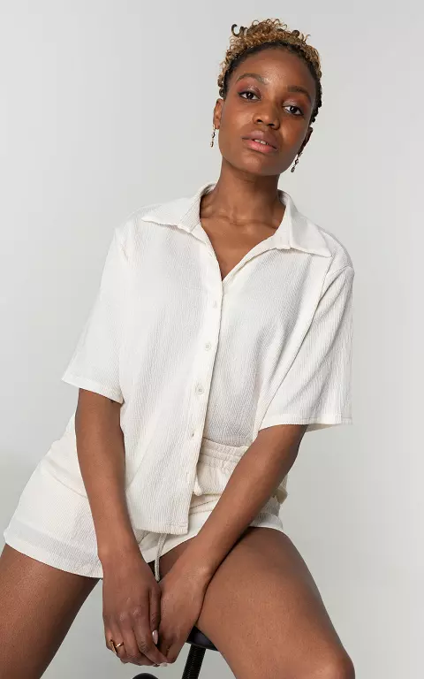 Loose-fitting blouse with buttons cream