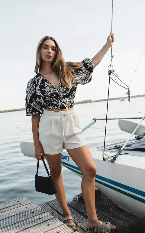 Shorts mit Bindeschleife und Taschen creme