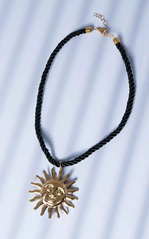 Necklace with pendant black gold