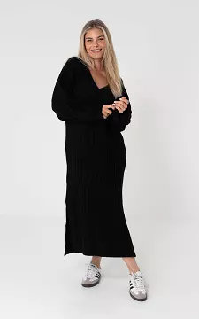 Knitted maxi dress with v-neck | Black | Guts & Gusto