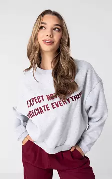 Sweater with embroidered text | Light Grey Bordeaux | Guts & Gusto